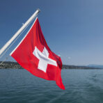 Swiss flag at the back of a boat on the Zurich Lake Zürich, ZH, Switzerland PUBLICATIONxINxGERxSUIxAUTxONLY CR_THHE20042
