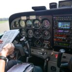 Sportflugzeug Sportfliegerei Eine Pilotin in einer Cessna mit einer Checkliste in den Händen xAG